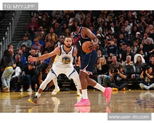 库里谈防守策略：多人包夹哈登与小卡让他们在混战中难以发挥